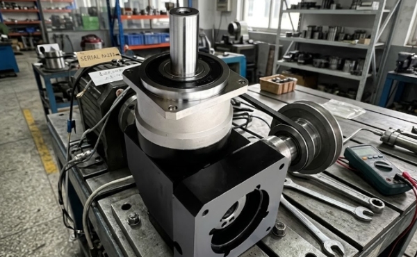 T&iacute;ch hợp động cơ servo được thực hiện đơn giản: Hướng dẫn thực h&agrave;nh về c&aacute;ch lắp v&agrave; cấu h&igrave;nh hộp số servo g&oacute;c phải của Newgear